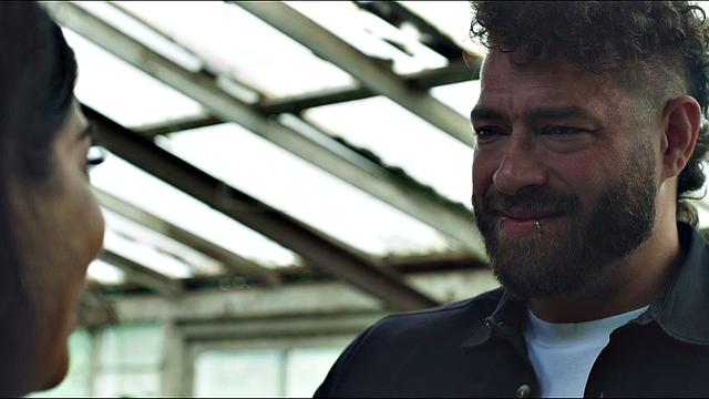 Трое трахаются на бильярдном столе в доме с привидениями