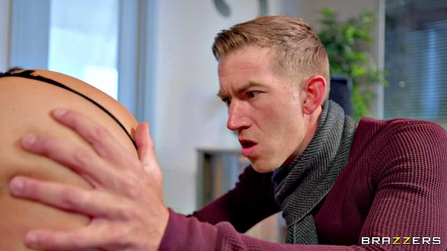 Жасмин Дже и Дэнни Д жарко трахаются в квест-комнате, забивая все дырки глубоко и по-взрослому.