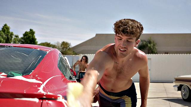 два качка жёстко трахаются без резинки всё лето