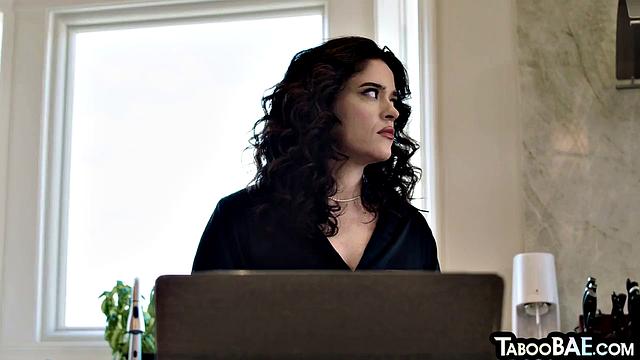 Любовник не смог устоять - трахнул её раком, а потом она занялась минетом, как будто это её любимое хобби.