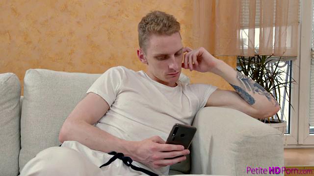 Огненная рыжая не выдерживает и жадно принимает огромный член