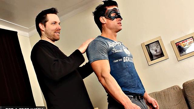 Кристофер правит, Паскаль жадно поклоняется его телу