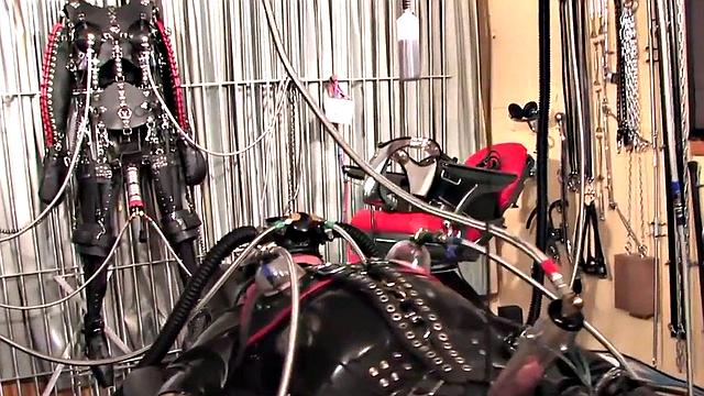 госпожа в латексе шутит с насосом - раб не знает, смеяться или плакать