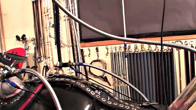 госпожа в латексе шутит с насосом - раб не знает, смеяться или плакать