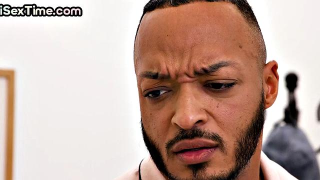 Би-шлюшка шуточки шутит, пока ее трахают оба парня