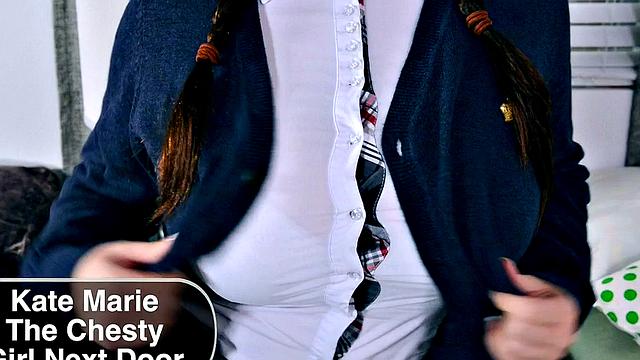 Соседка-ботаничка Катя Мари срывает свитер и трясёт сиськами