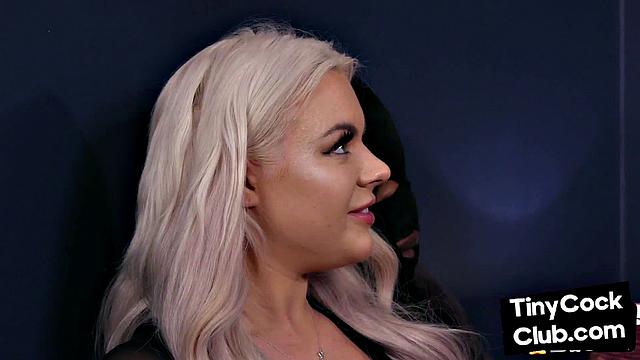 английская красотка унижает паренька, когда трахается с черным перед ним