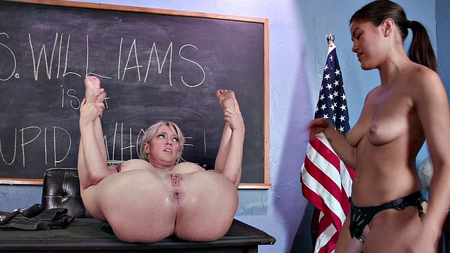 Азиатская малышка с страпоном трахаeт зрелую MILF на парте в классе