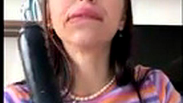 Латиноамериканка Juicy Julia танцует и дразнит своей дыркой крупным планом.