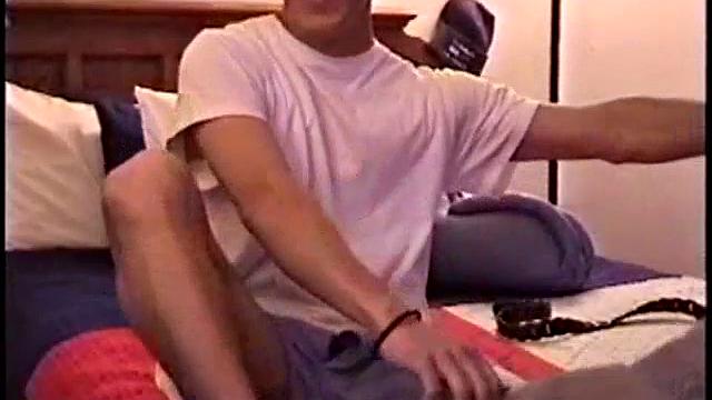 Данте решил поиграть натурала, но кончил по-гейски и рукой тоже не забыл заняться делом.