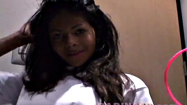 Carina 18 гладит свежевыбритую киску и дразнит натуральной грудью в pov