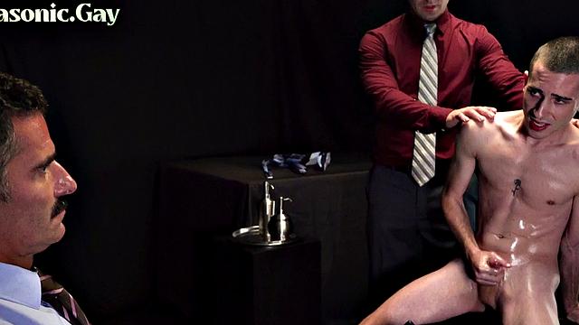 послушный парень из церкви отдается двум доминантным папикам