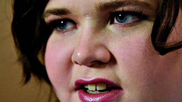 Пышная брюнетка в офисе раздвигает попку для анального кайфа