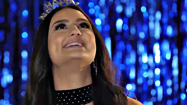 All Natural Brunette Beauty Eliza Ibarra In An Interview