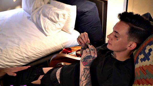 MTF sucks queers strapon before passionate kissing