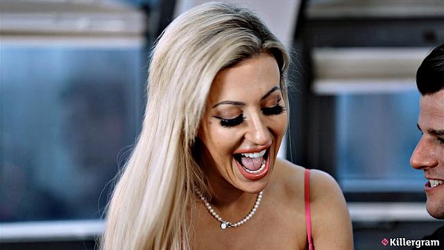 Скайлер Маккей жадно принимает британский член в заднице, мощный анальный секс без тормозов с Raylan Franco и Skyler Mckay.