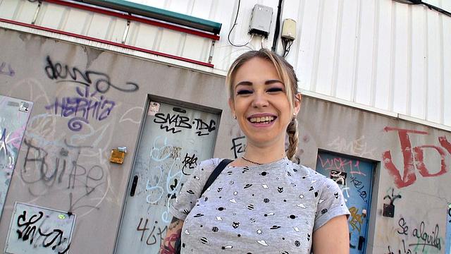 блондинка трахается за евро, когда нужна наличка