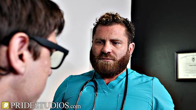 Татуированный отчим Райлли жестко трахает спортивную жопу Арчи