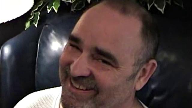 зрелый мужик дрочит и кончает на руку