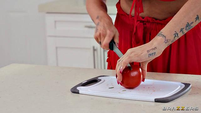 Дерзкая Джослин Джеймс трахается с мужем на кухне назло соседу, пусть любуется шоу напротив окна!