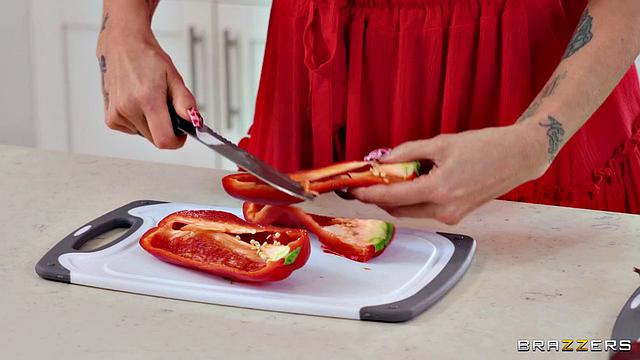 Дерзкая Джослин Джеймс трахается с мужем на кухне назло соседу, пусть любуется шоу напротив окна!