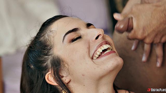 брюнетка мстит парню, даёт бывшему в жопу