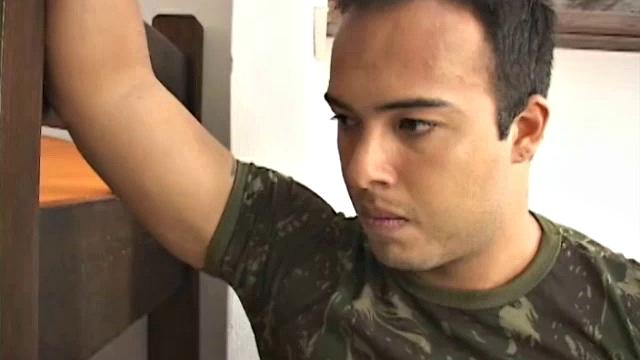 Матэус застал Альберта с утренним стояком и тут же оттрахал его в казарме