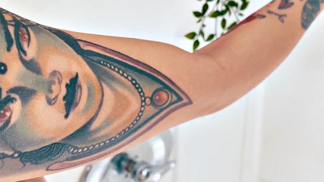 Petite babe rubbing her soaking clit in the shower