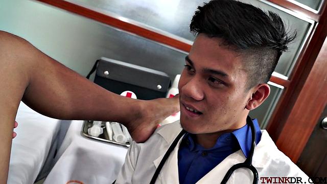 Гей-врач дает пациенту отсосать, а потом шпилит его раком на приеме.