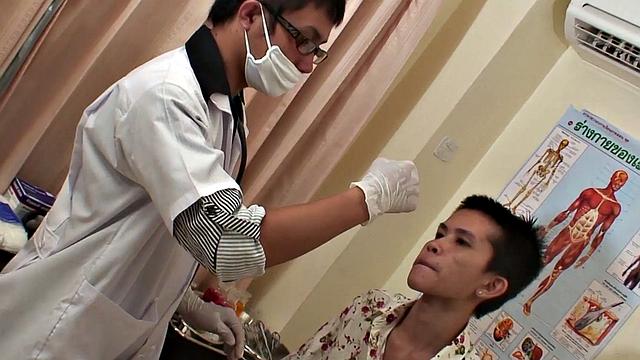 азиатский парнишка стонет, когда врач жестко его дерет