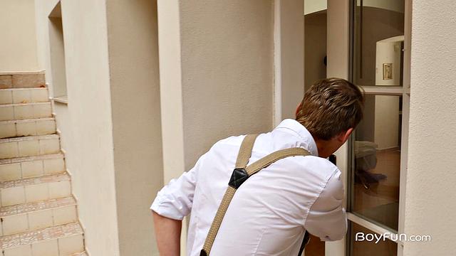 Трое взрослых геев трахаются без резинки на кровати.