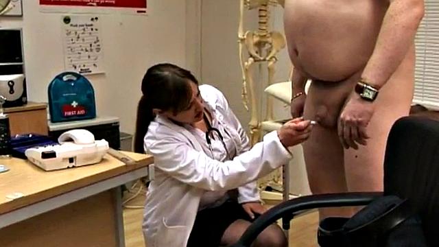 британские медсестры дрочат член тони в кабинете врача