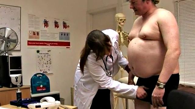 британские медсестры дрочат член тони в кабинете врача