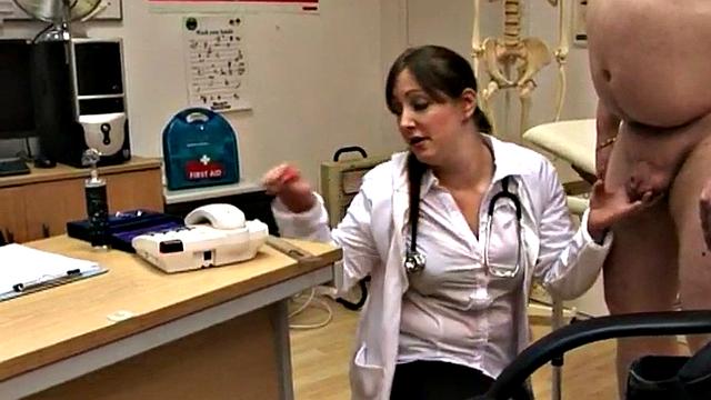 британские медсестры дрочат член тони в кабинете врача