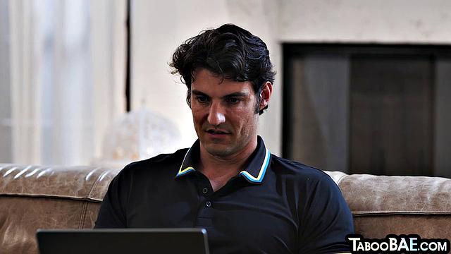 Эбонитовая красавица страстно трахается с любовником в чулках.