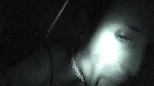 жаркая подруга сосёт за рулём прямо в машине