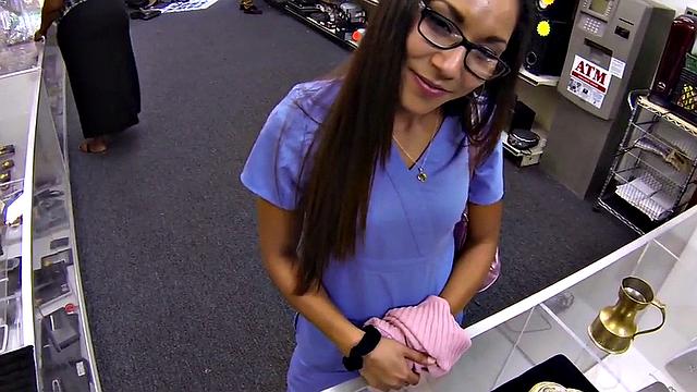 татухастая секретарша в ломбарде: отсос на рабочем месте, как премия