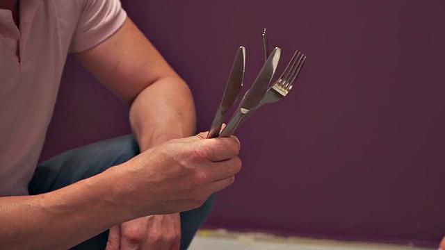 Alt hostel babe got pierced pussy pounded in 3some