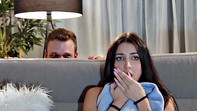 стройная малышка в худи жарко скачет на члене на диване