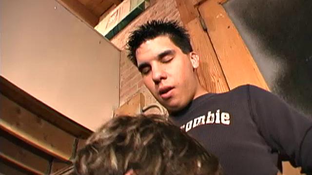 аден стонет, когда эштон доводит его до предела