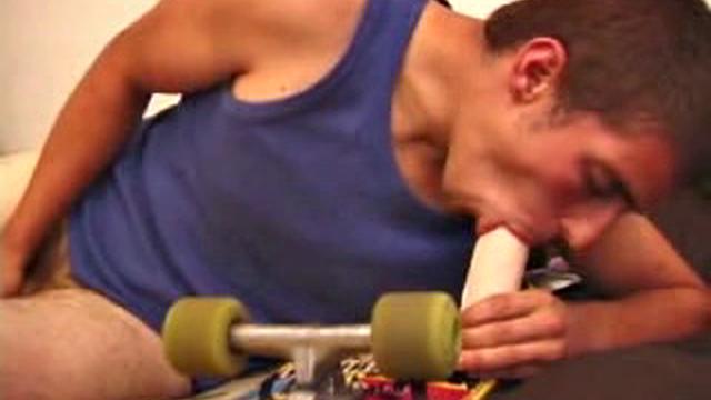 Мика дрочит с игрушкой и кончает на камеру