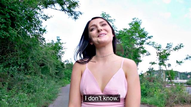 горячая европеянка трахается за деньги на улице и жадно сосёт в финале