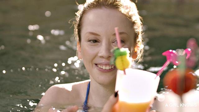 Клара Миа и Лотти Магне не удержались у бассейна - жадно лижут друг другу киски до оргазма под солнцем!