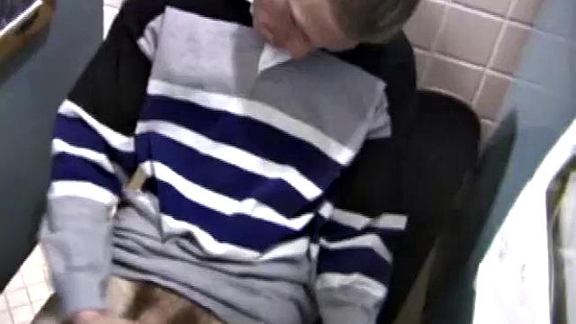 кристиан дрочит свой член в туалете