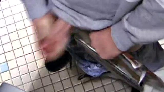 кристиан дрочит свой член в туалете