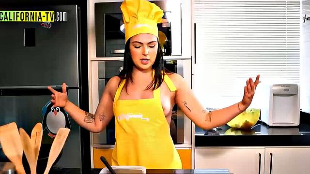 Две озорные инфлюенсерши устроили шоу на рынке - без трусов и с голыми сиськами, даже продавцы теряли дар речи!