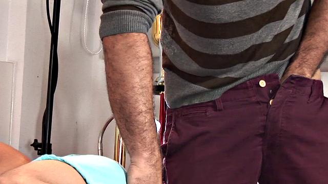 Real amateur DILF drills twunk raw