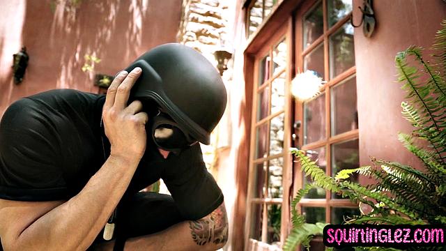 Три зрелые лесбиянки трутся и лижут друг другу киски в страстном тройничке.