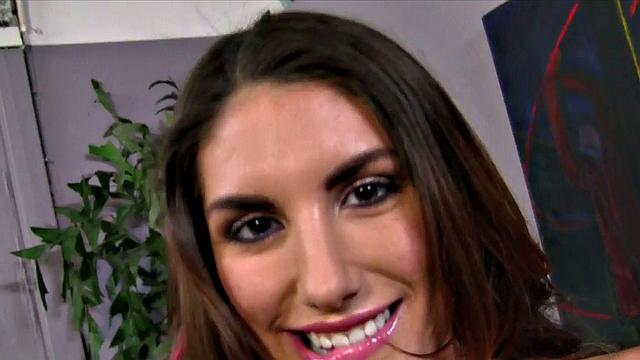 сочная брюнетка с огромными сиськами заводит и дрочит член в pov