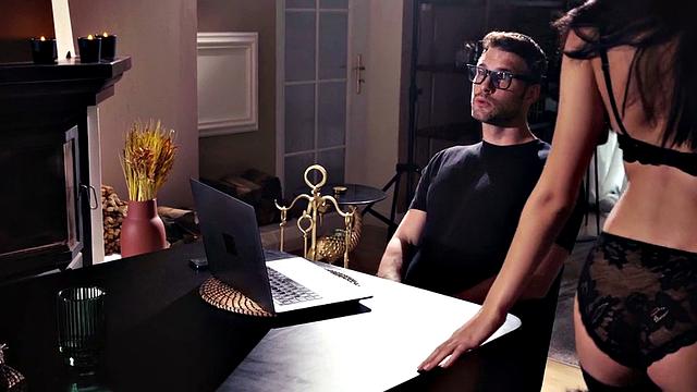 смотри как брюнетка в чулках получает по полной на кухне